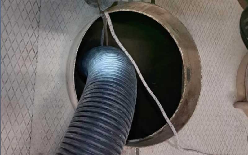 escavatore a risucchio che svuota un silos